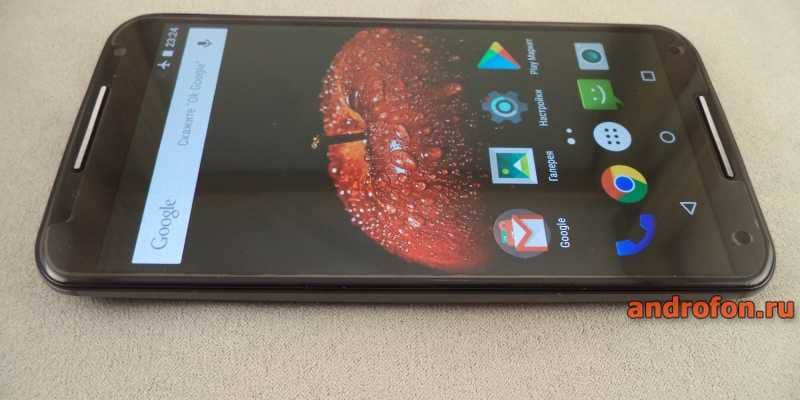 Motorola Moto X2 с установленным защитным стеклом.
