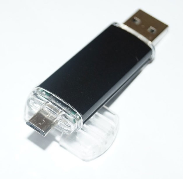 Флеш-накопитель с USB и micro-USB разъемами