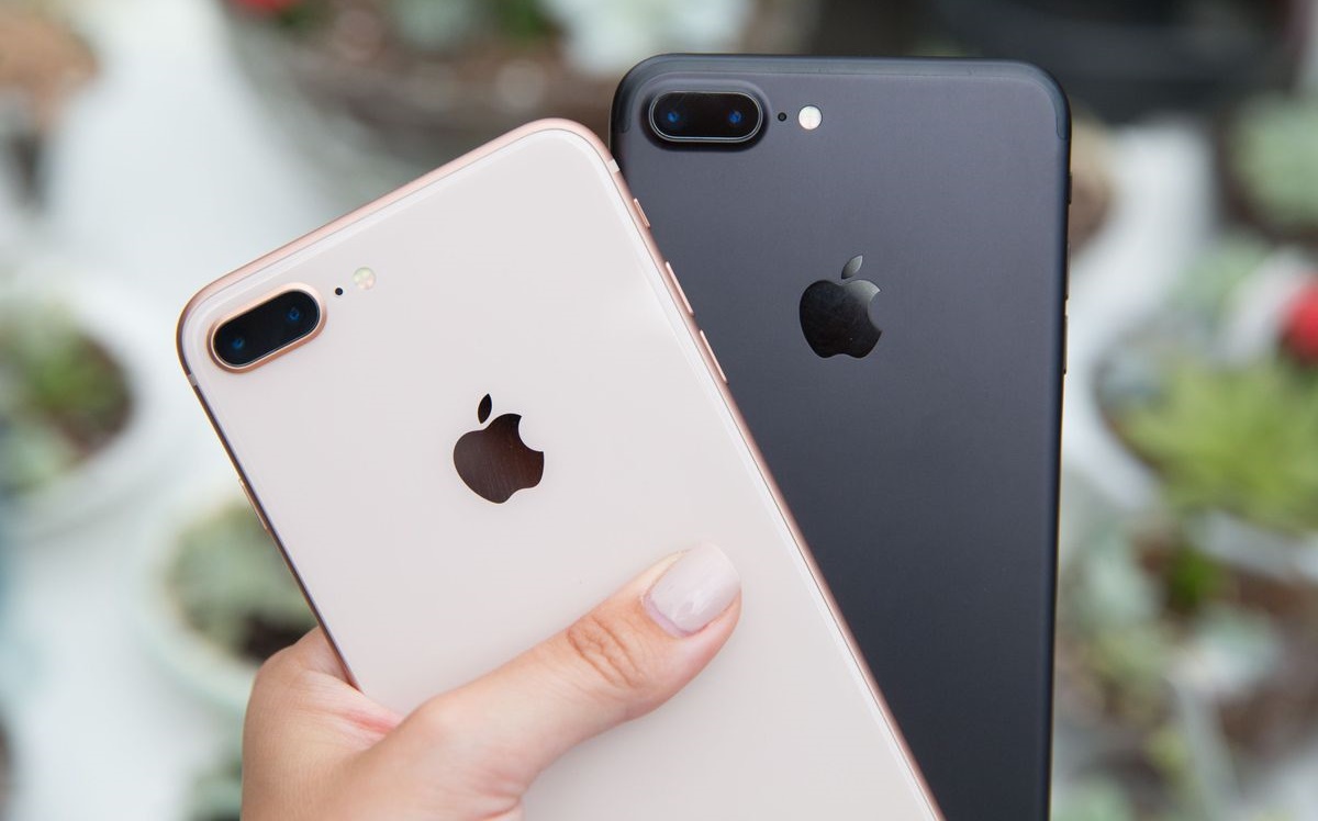 Слева - iPhone 8 Plus (Gold), справа - iPhone 7 Plus (Black)