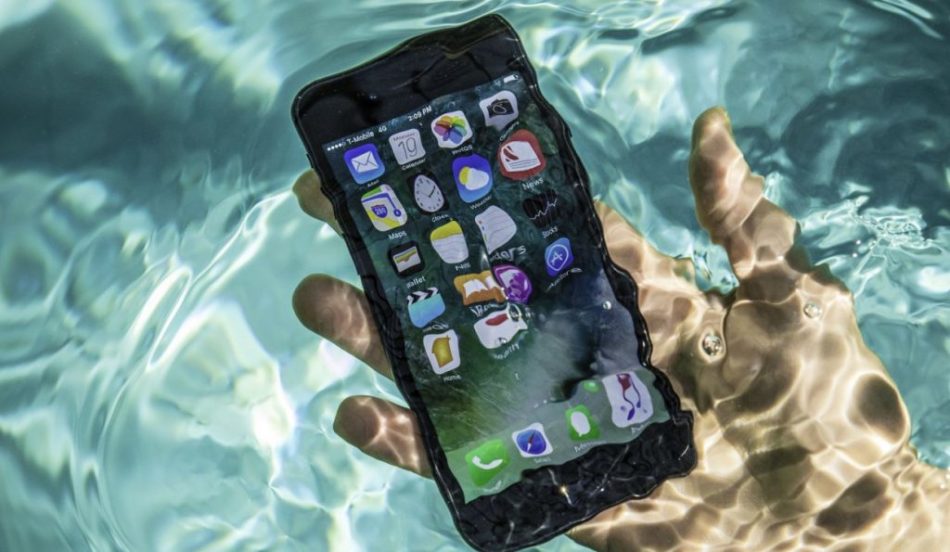Можно ли и как самостоятельно починить телефон, если он упал в воду и не включается?