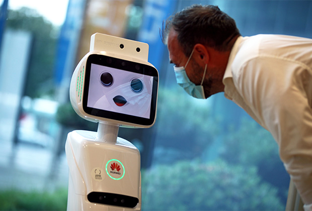 5G-робот, способный измерять температуру человека и контролировать, есть ли на его лице маска