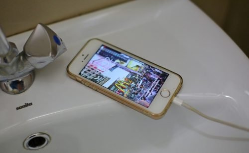 Телефон на зарядке в ванной