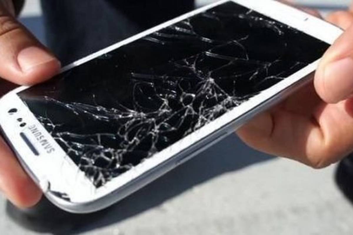 Samsung разбитый экран. Разбитый самсунг а32. Разбитый амолед дисплей самсунг. Разбит дисплей телефона. Разбился экран телефона.