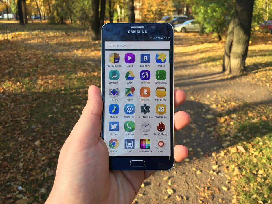 экран в Samsung Galaxy Note 5 не слепнет на солнце