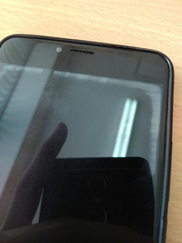 Защитное стекло воздух по краям. Iphone XR отошел дисплей снизу. Полоски под экраном телефоном. Полоса на стекле телефона. Белые полоски под экраном телефона.