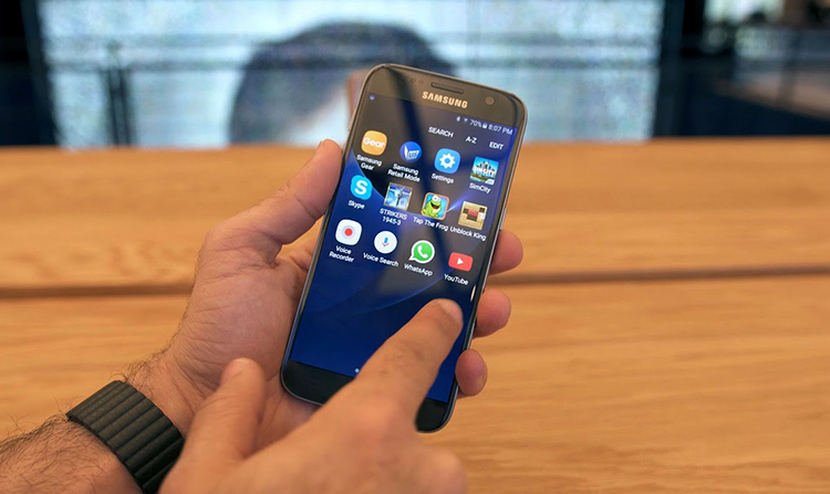 Samsung Galaxy S7 в руках