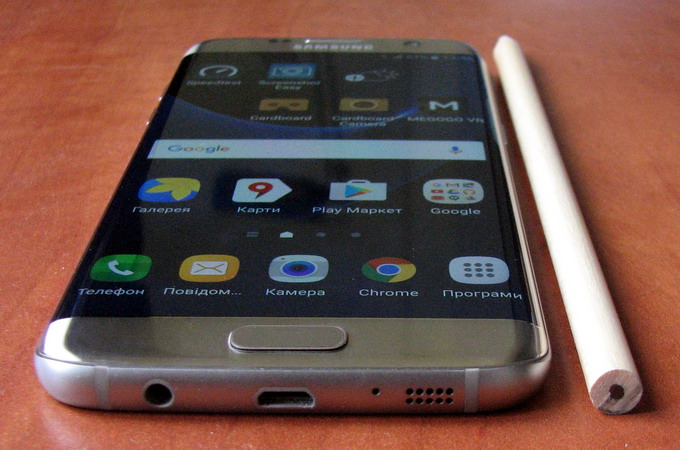 Дизайн Galaxy S7 Edge: с одной стороны, стильный и оригинальный, с другой – боковые грани здесь чувствительны к прикосновению, что причиняет дискомфорт в пользовании