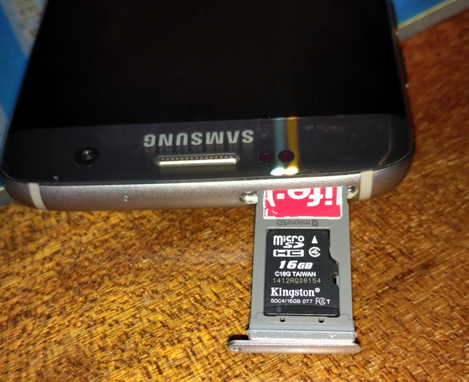 Samsung Galaxy S7 Edge оснащен слотом MicroSD. А вот вторую SIM-карту именно в этой модели поставить нельзя